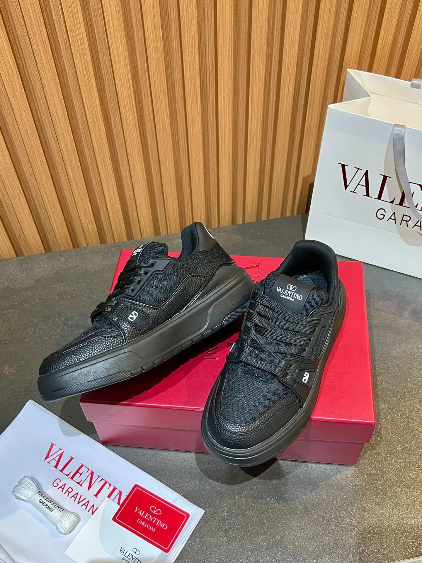 Men's men's shoes 💰640 VLNT Valentino 𝑶𝒏𝒆𝑺𝒕𝒖𝒅 Couple's sneakers series Valentino 2025 latest couple's sneakers, same style for celebrities, hot sale. Original ZP purchase and dismantling. Repeated pattern making and modification. Trying to restore 1:1 original version! Top luxury masterpiece, soft and comfortable, breathable and light, combines fashion and leisure, brings excellent and elegant texture and excellent on-foot comfort. Top purchasing version upper: imported high-end breathable mesh/original oil edge craftsmanship. Inner: imported mesh. Outsole: original development 𝐓𝐏𝐔 two-color combination outsole. Packaging: original configuration complete package. Code number: 35/44 (customized 45 46). Can be customized (self-labeled - no label) order.
